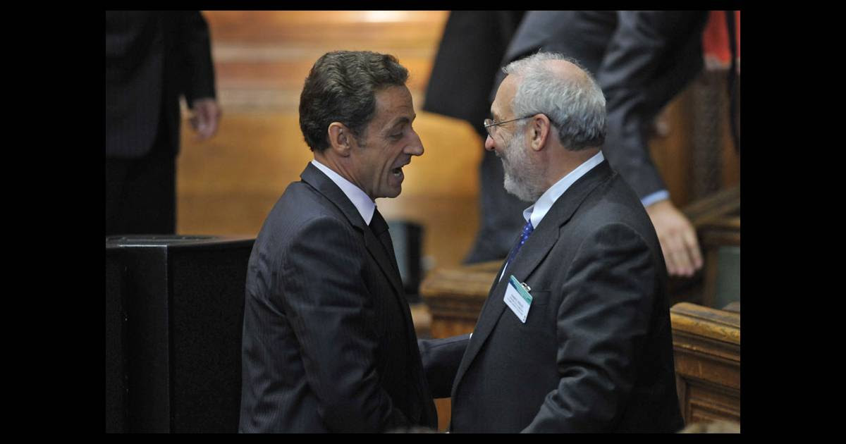 Nicolas Sarkozy et Joseph Stiglitz lors de la remise du rapport de sa  Commission, le 14/09/09, à la Sorbonne. - Purepeople